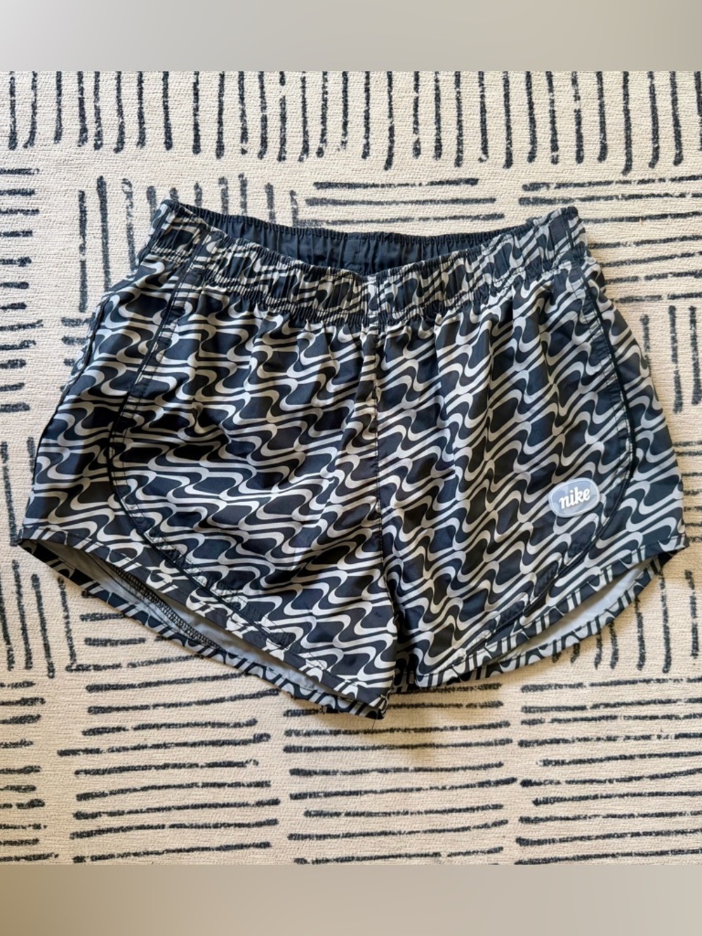 Nike Women's Black & Gray Wave-Print Athletic Shorts